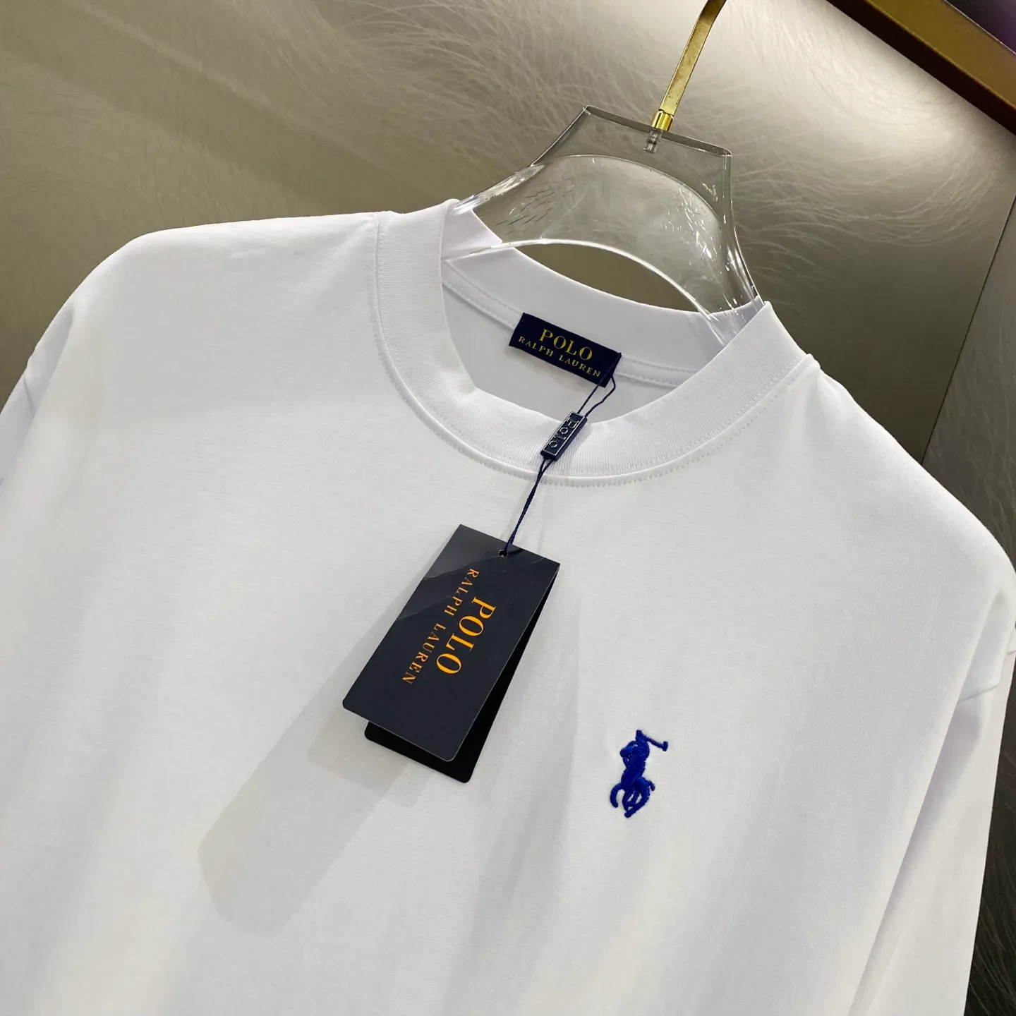 P230 Ralph Lauren new model is on the market 25ss 350G heavy washed frayed high-end embroidered long sleeves with small logo on the front and cut patch embroidery on the back for couples. A high-end simple style that you will never get tired of. Pocket patch embroidery simple style, high-end temperament wear, perfect detail processing 💯 The classic logo logo on the upper body is super good-looking. Fabric: 300g Version: Loose T-shirt Color: Black White